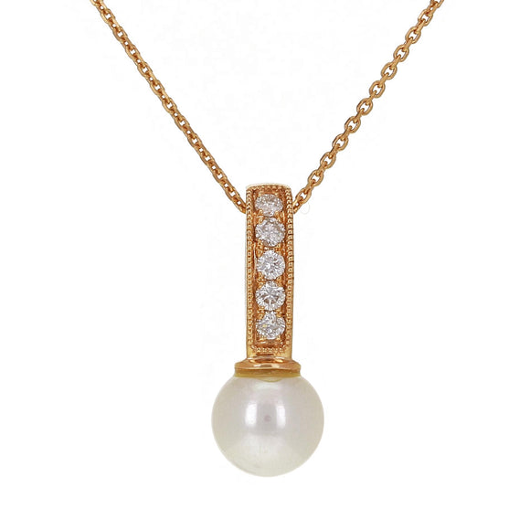 A gorgeous pearl pendant hangs from a stylishly sleek golden necklace chain.