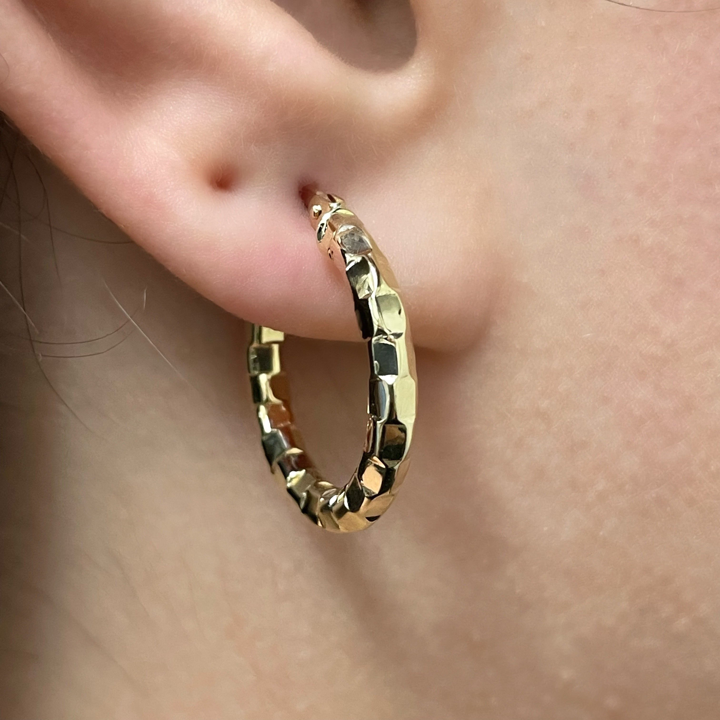 Italian 14k Yellow Gold Faceted 3mm 0.75" Diameter Round Hoop Earrings 1.5 grams