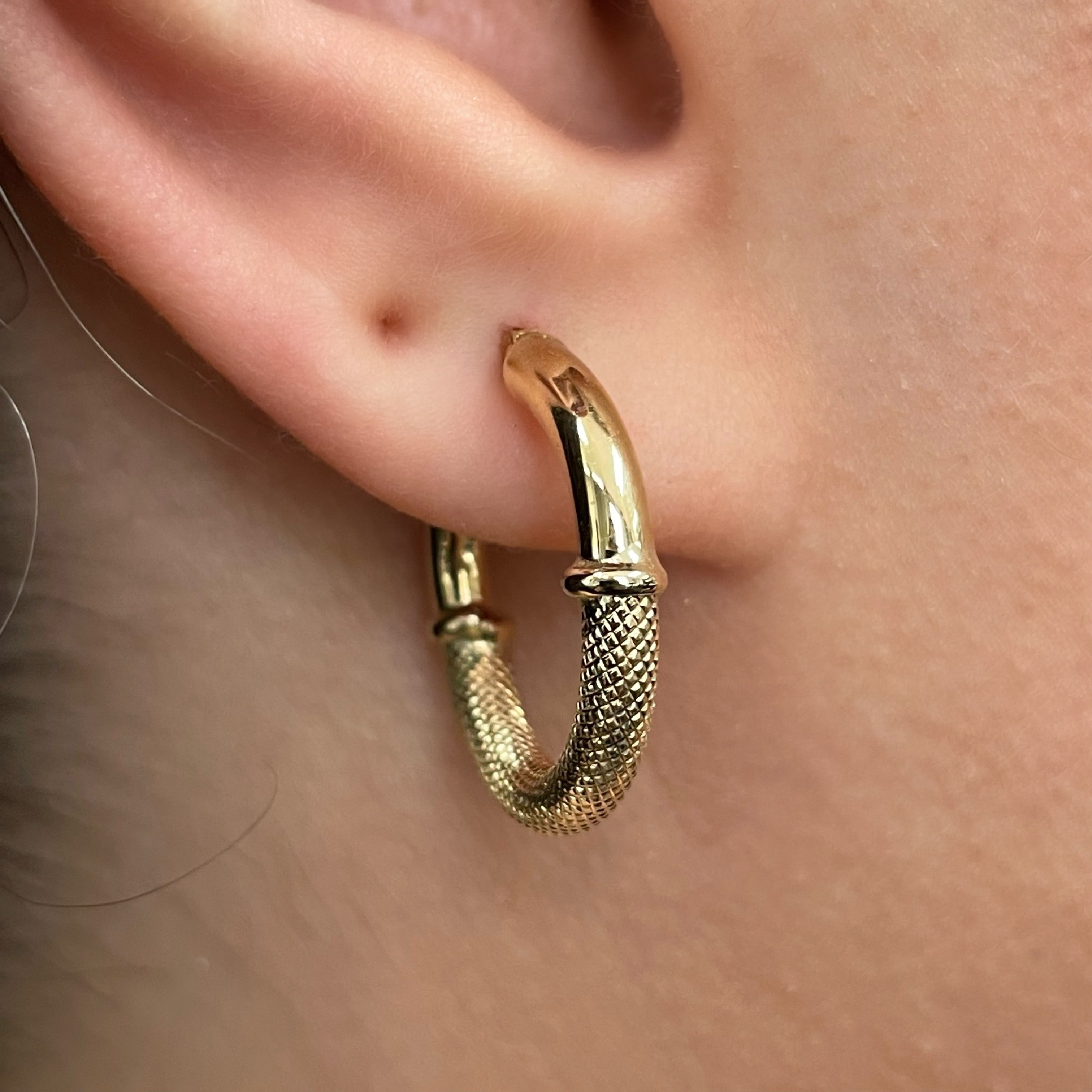 Italian 14k Yellow Gold Waffle Texture & Bright Shine Hollow Hoop Earrings 2gram