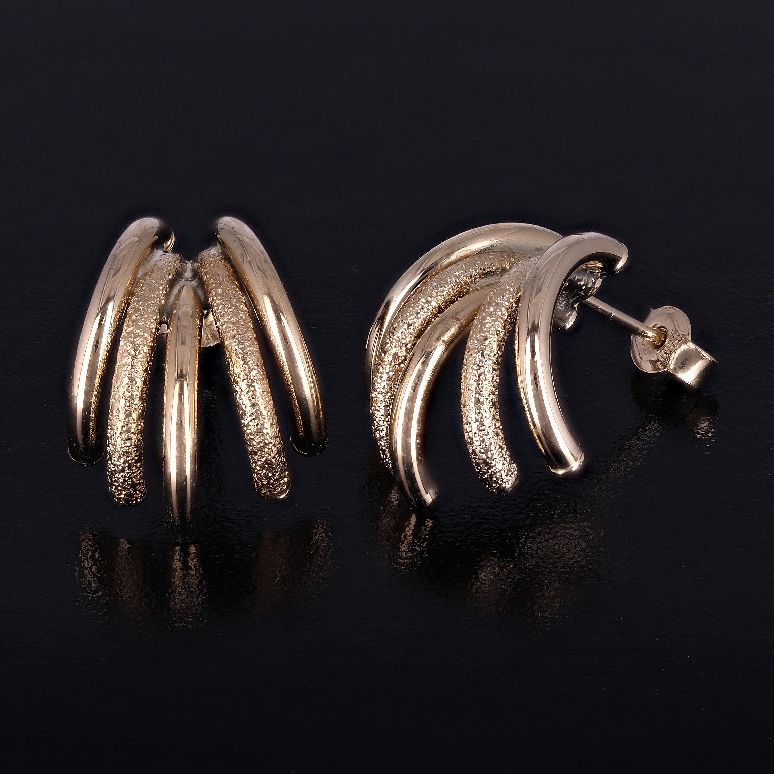 Italian 14k Yellow Gold Textured Macaroni Link Cuffed Quarter Hoop Stud Earrings - Yellow