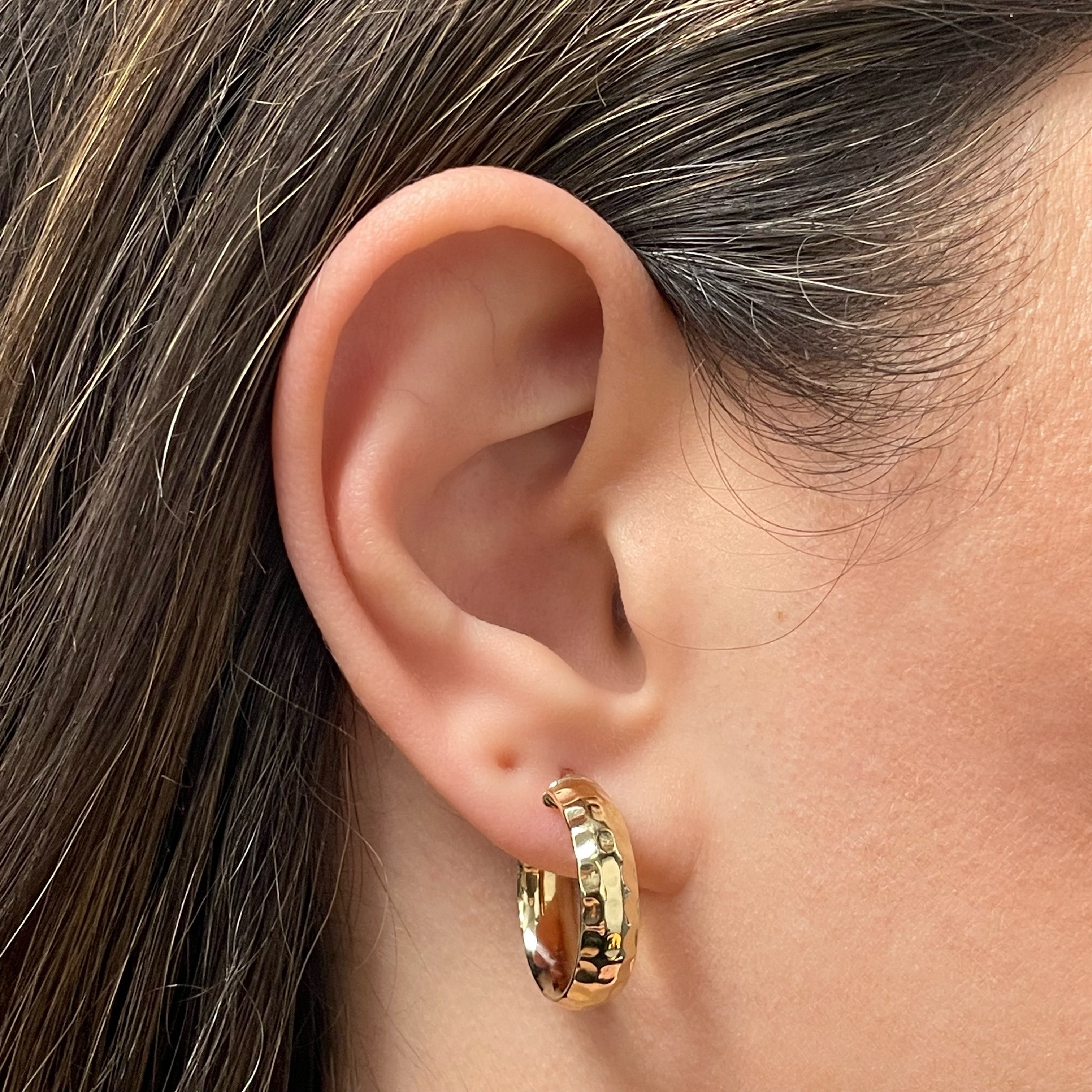 Italian 14k Yellow Gold Polished Hammered Rounded Flat Medium Hoop Earrings