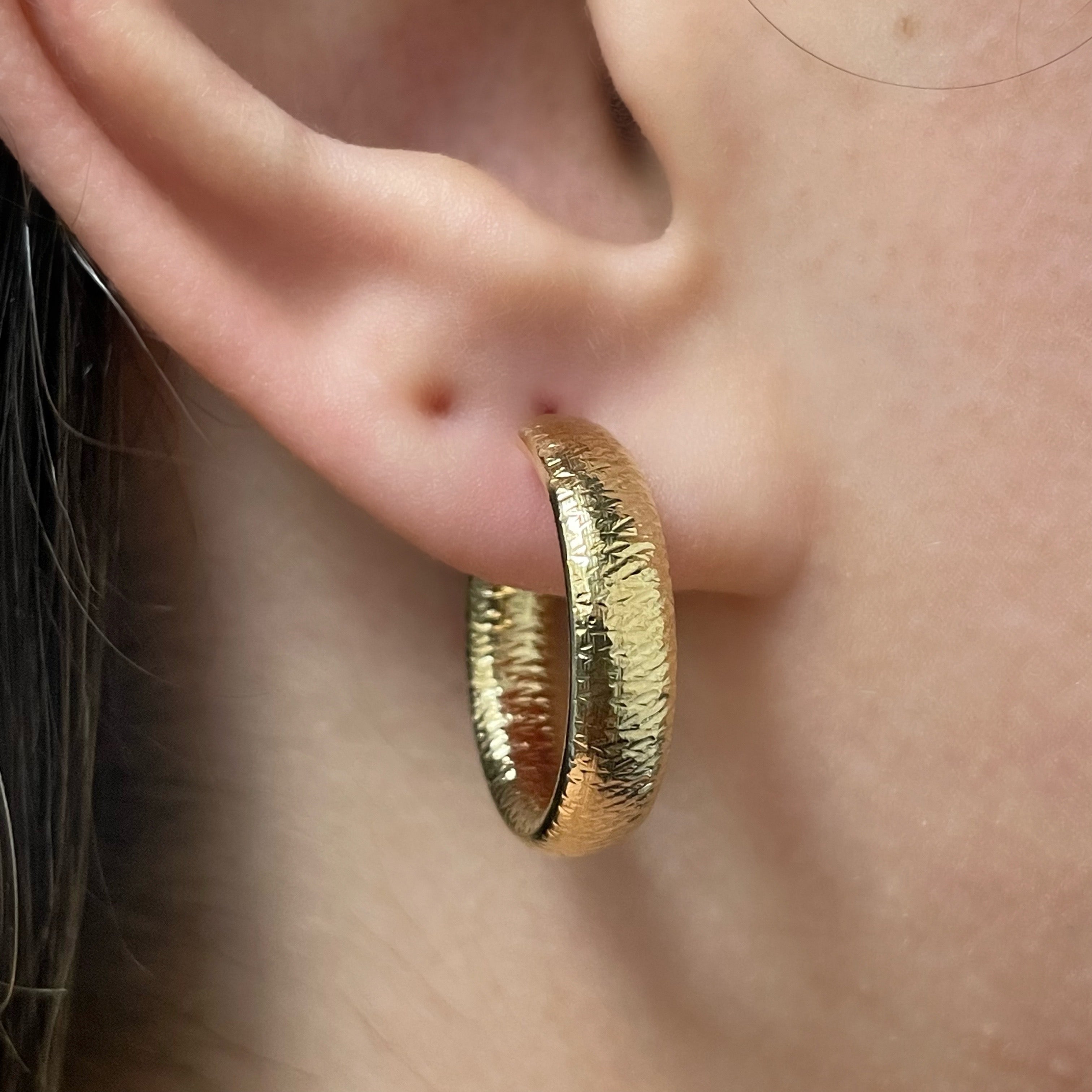 Italian 14k Yellow Gold Hollow Faceted Hoop Earrings 22.8mx5mm 3 grams