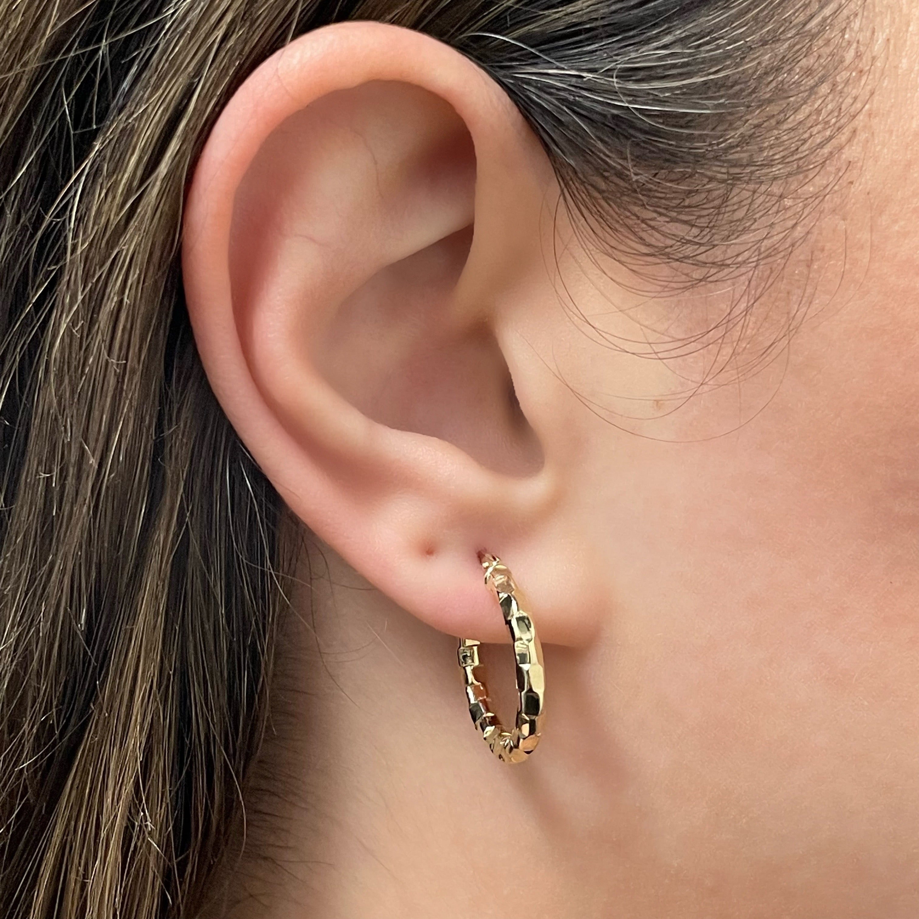 Italian 14k Yellow Gold Faceted 3mm 0.75" Diameter Round Hoop Earrings 1.5 grams