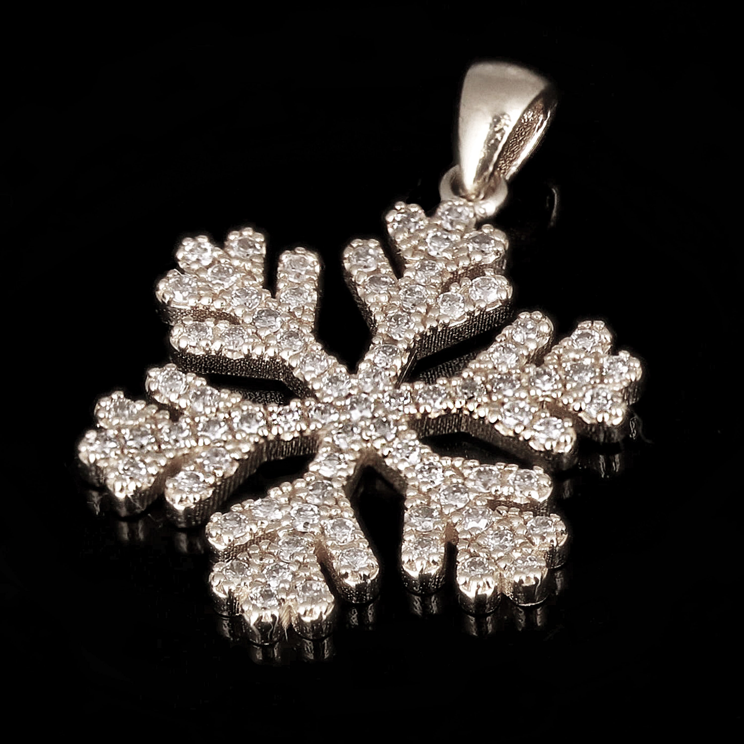 14k White Gold 0.50ctw Diamond Snowflake Pendant - White