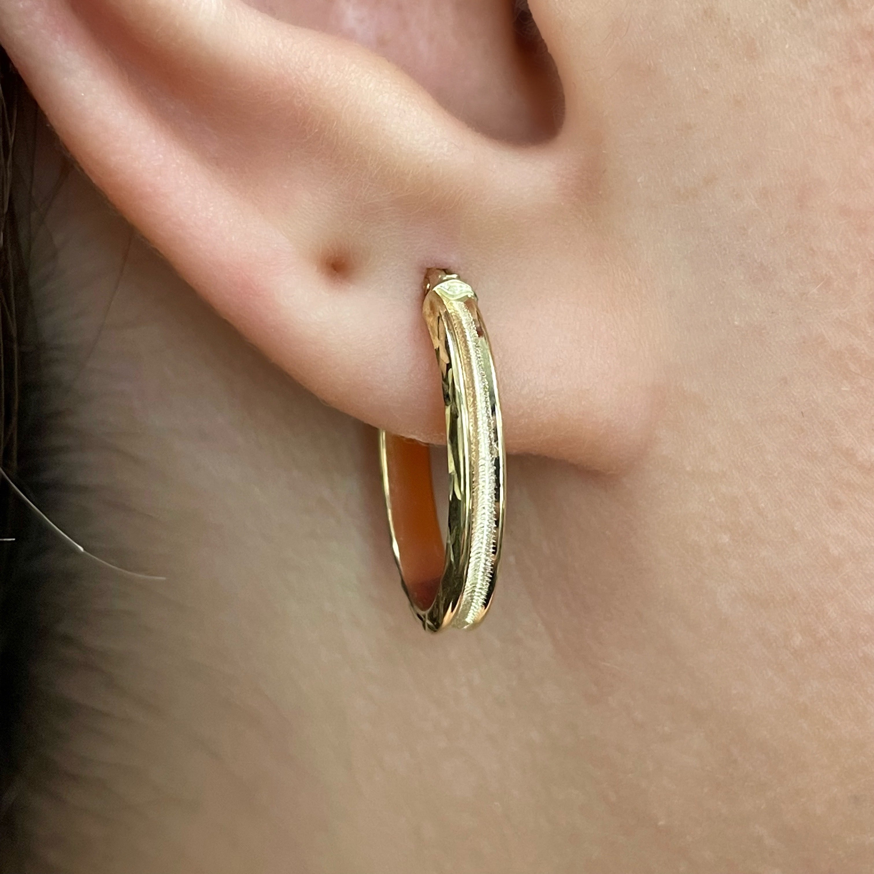 Italian 14k Yellow Gold Polished Diamond Cut & Brushed Finish Oval Hoop Earrings